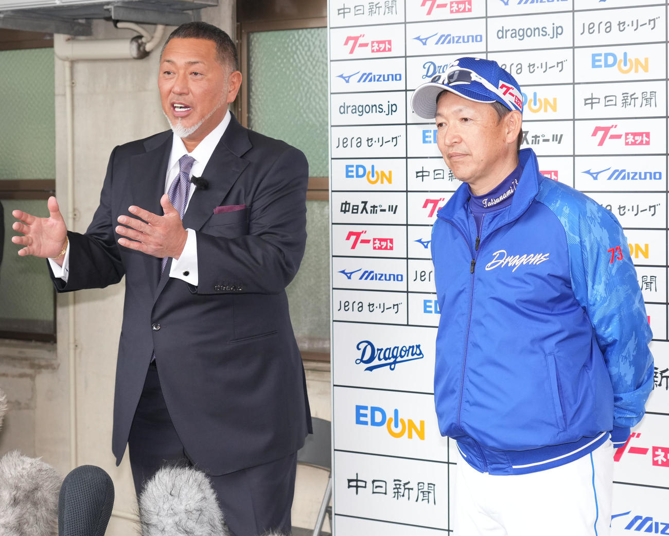中日キャンプ地を訪れ立浪監督と共に取材を受ける清原氏（左）（撮影・森本幸一）