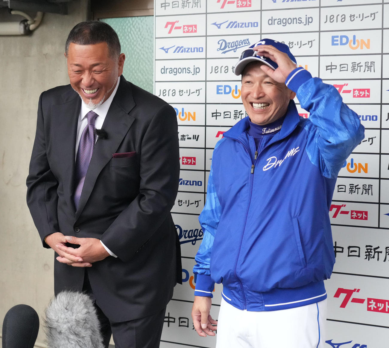 中日キャンプ地を訪れ立浪監督と共に取材を受ける清原氏（左）（撮影・森本幸一）