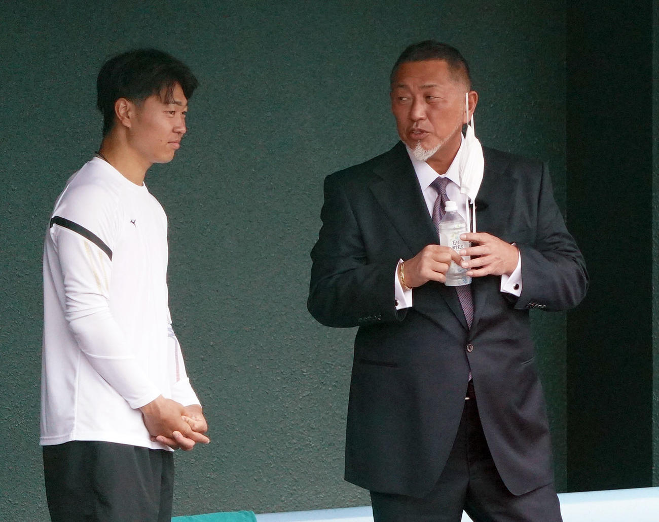 キャンプ地を訪れ高橋宏と言葉を交わす清原氏（右）（撮影・森本幸一）