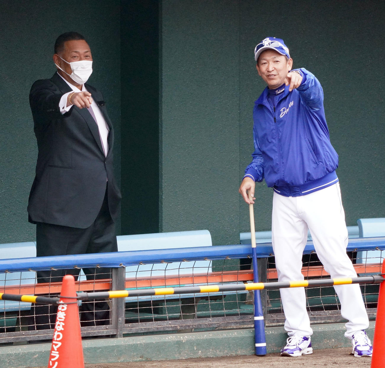 キャンプ地を訪れ立浪監督と練習を見つめる清原氏（左）（撮影・森本幸一）