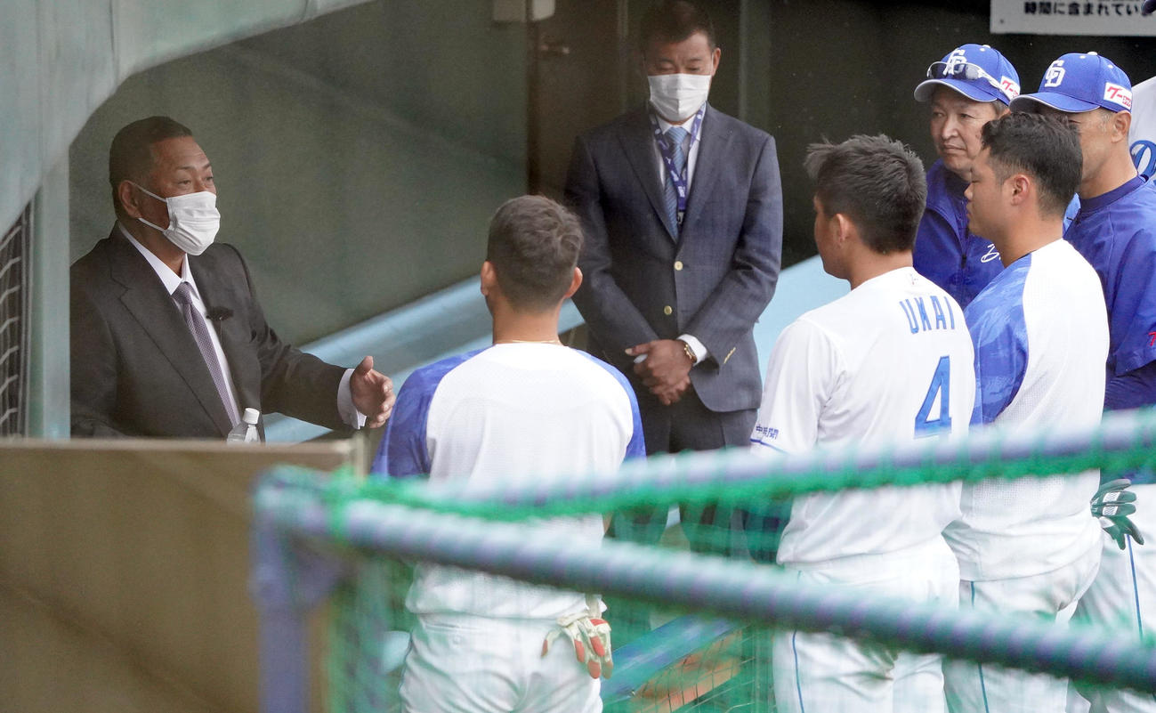 中日キャンプ地を訪れ福元、鵜飼、細川らにアドバイスをする清原氏（左）（撮影・森本幸一）