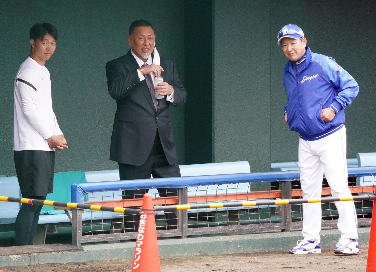 キャンプ地を訪れ高橋宏、立浪監督らと言葉を交わす清原氏（中央）（撮影・森本幸一）