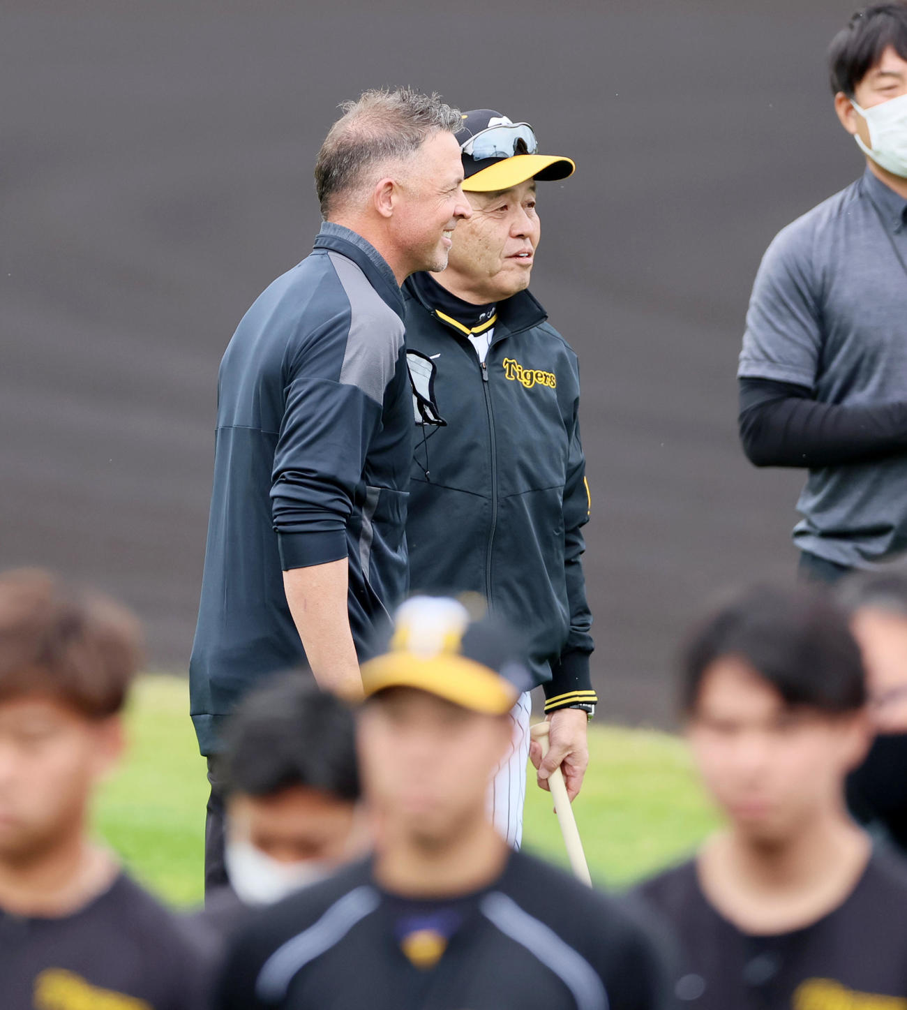 岡田監督（右）と記念写真に納まるウィリアムス駐米スカウト（撮影・加藤哉）