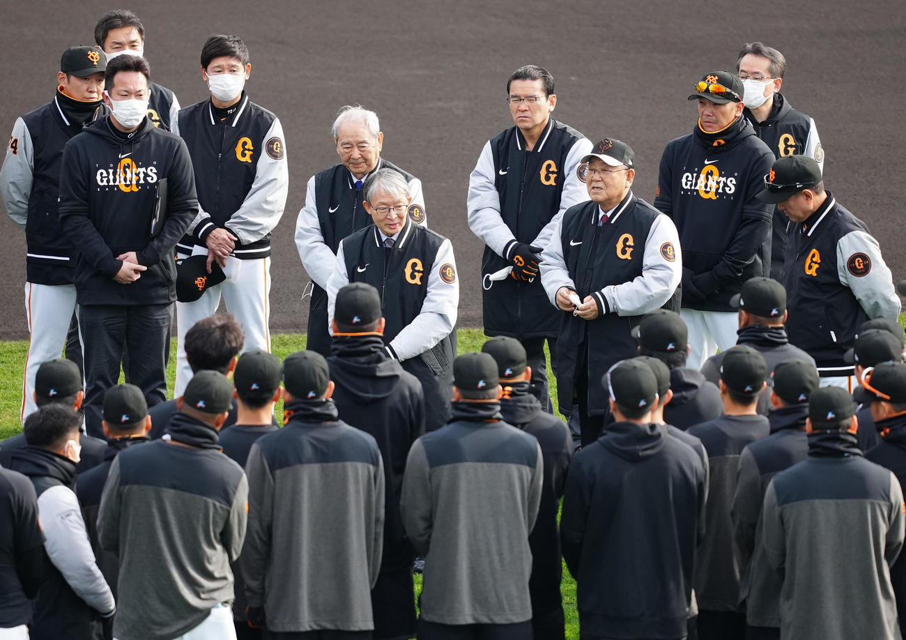 全体練習開始前、巨人の選手たちに訓示する山口オーナー（後方左から6人目）（撮影・江口和貴）