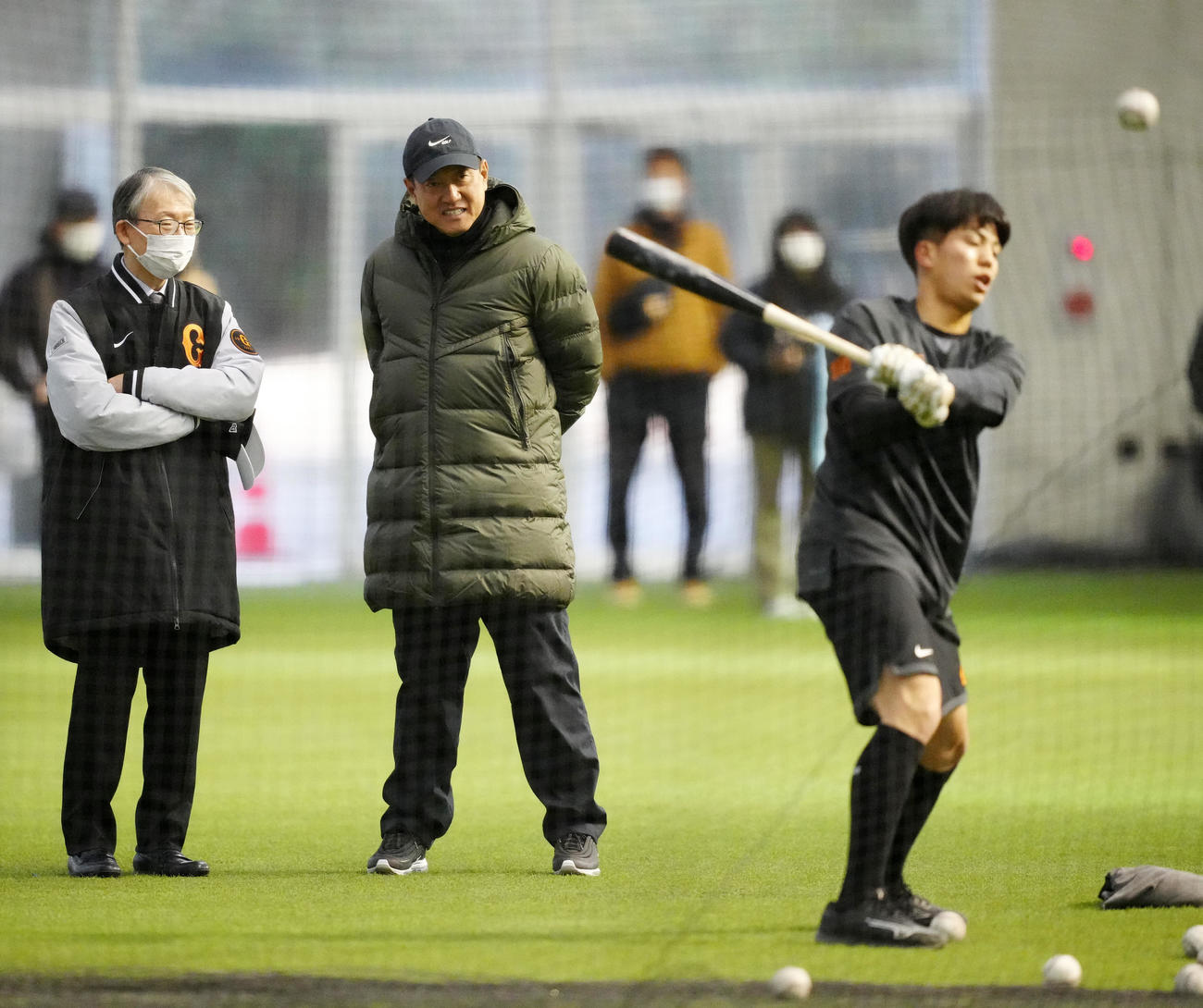 巨人門脇（右）ら1軍野手陣の早朝練習を見つめる山口オーナー（左）と原監督（撮影・江口和貴）