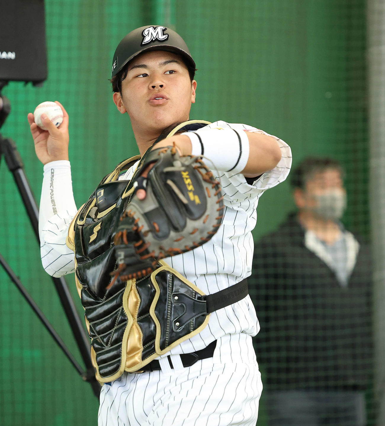 ブルペンで佐々木朗の球を受けるロッテ松川（撮影・河田真司）