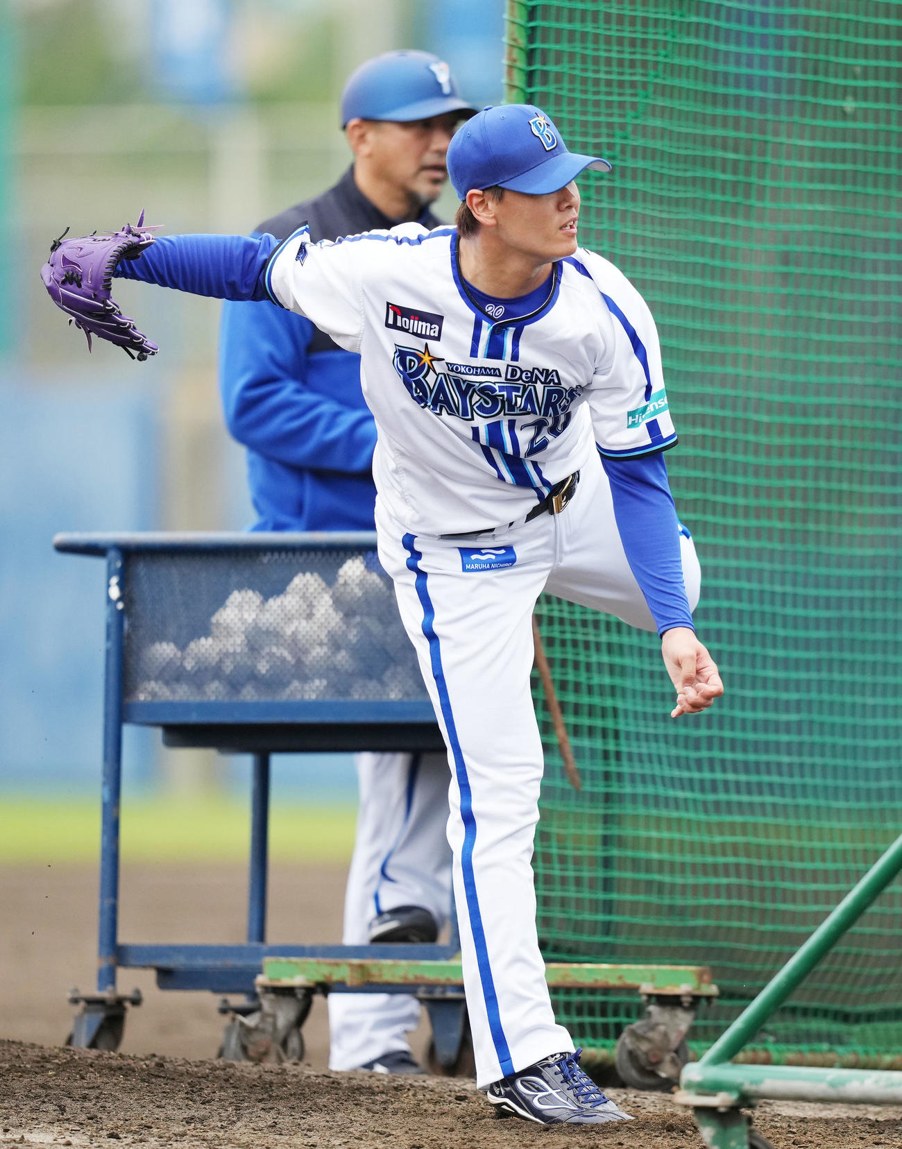 フリー打撃で投手を務めるDeNA坂本（撮影・横山健太）