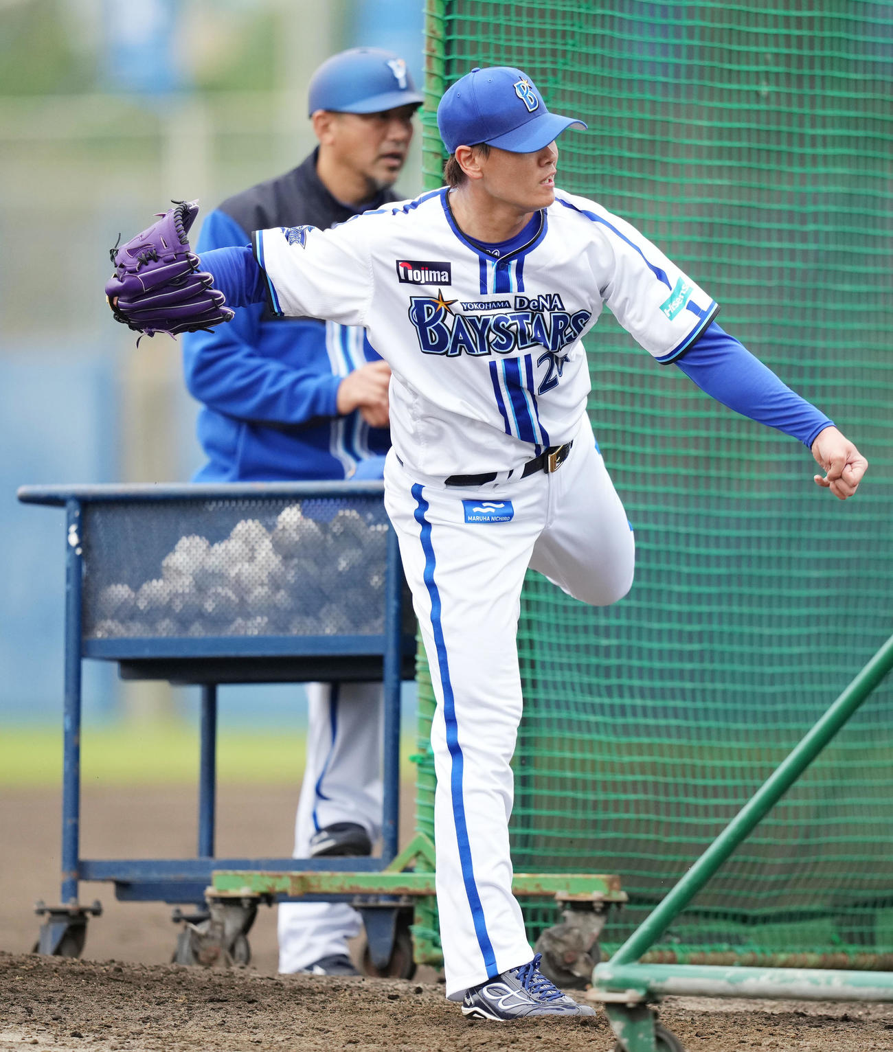 フリー打撃で投手を務めるDeNA坂本（撮影・横山健太）