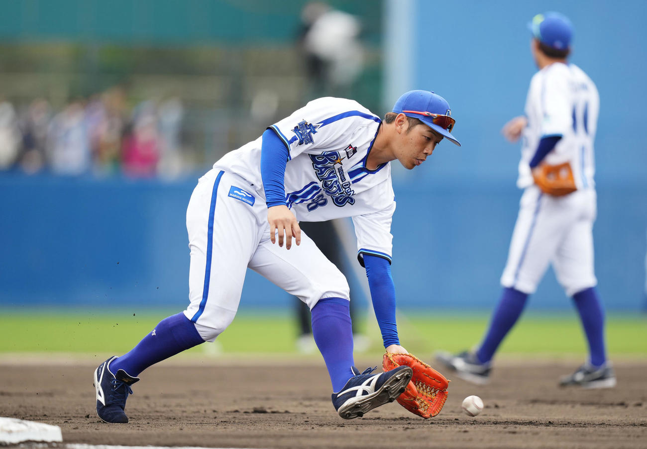 三塁でノックを受けるDeNA京田（撮影・横山健太）