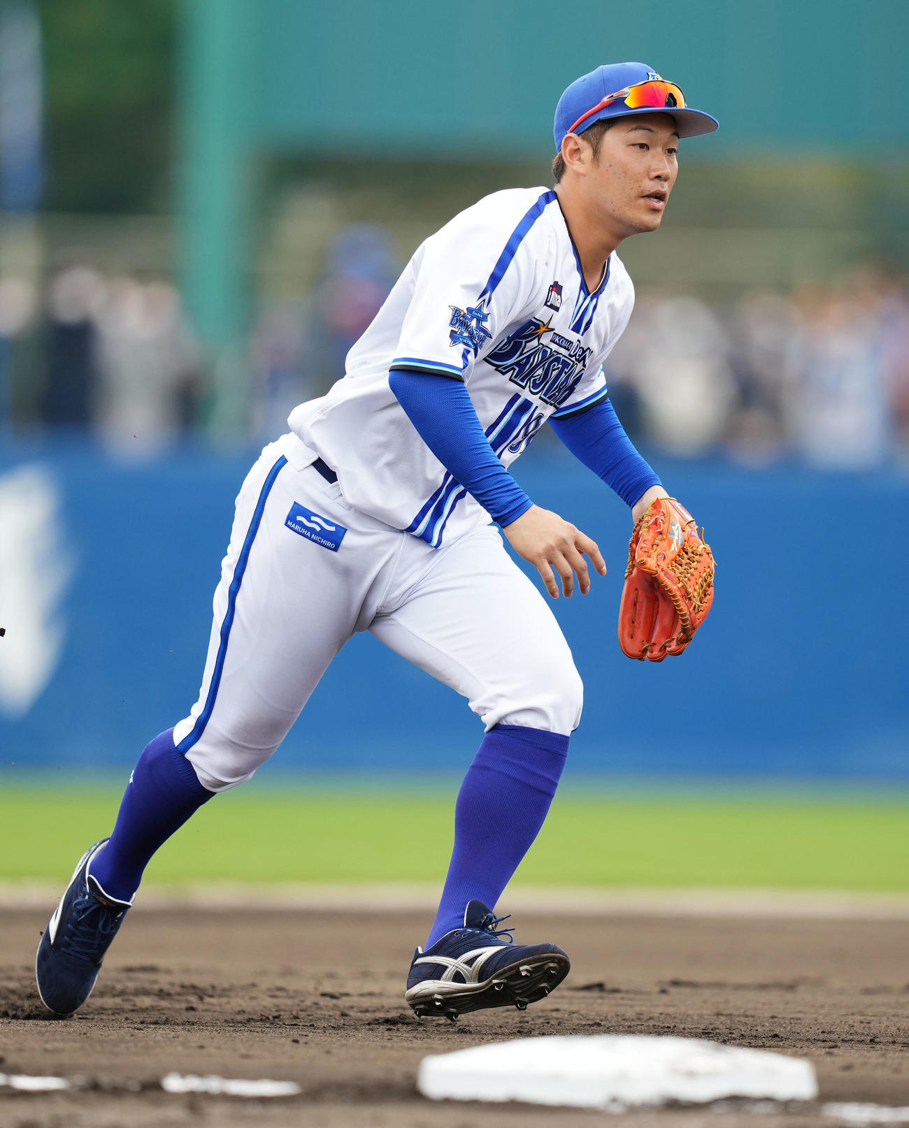 三塁でノックを受けるDeNA京田（撮影・横山健太）