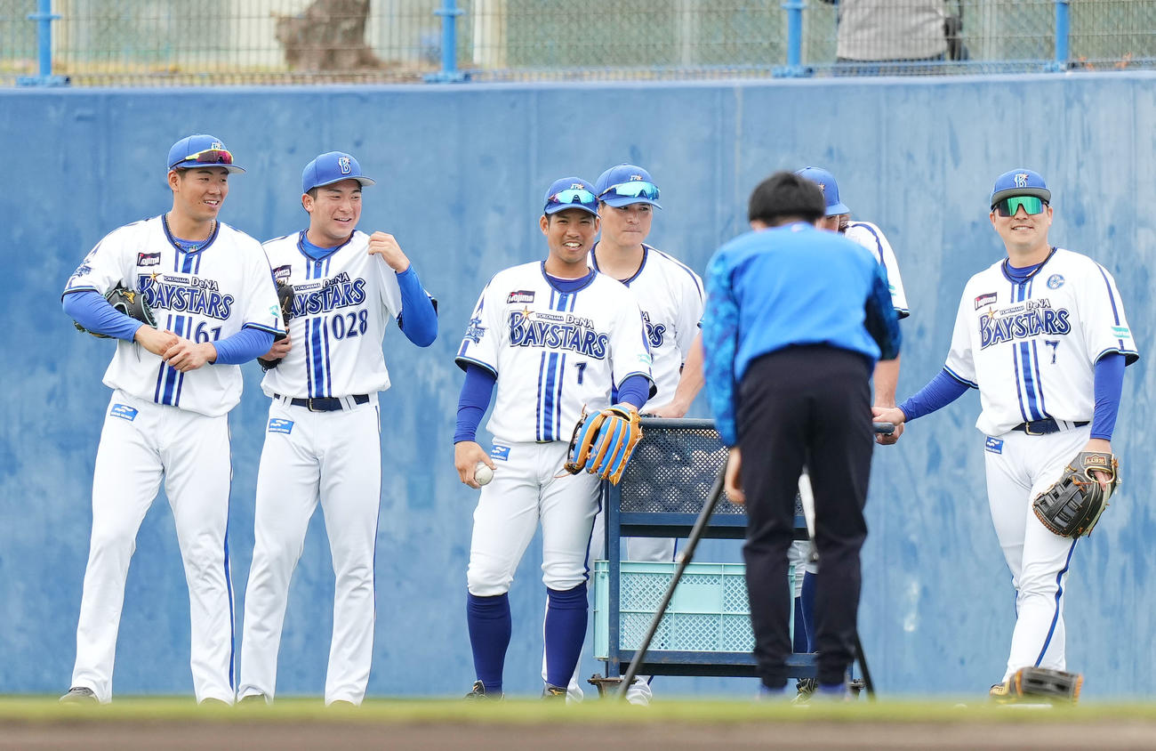 スピードガンで149キロを計測し笑顔を見せるDeNA勝又（左から2人目）（撮影・横山健太）