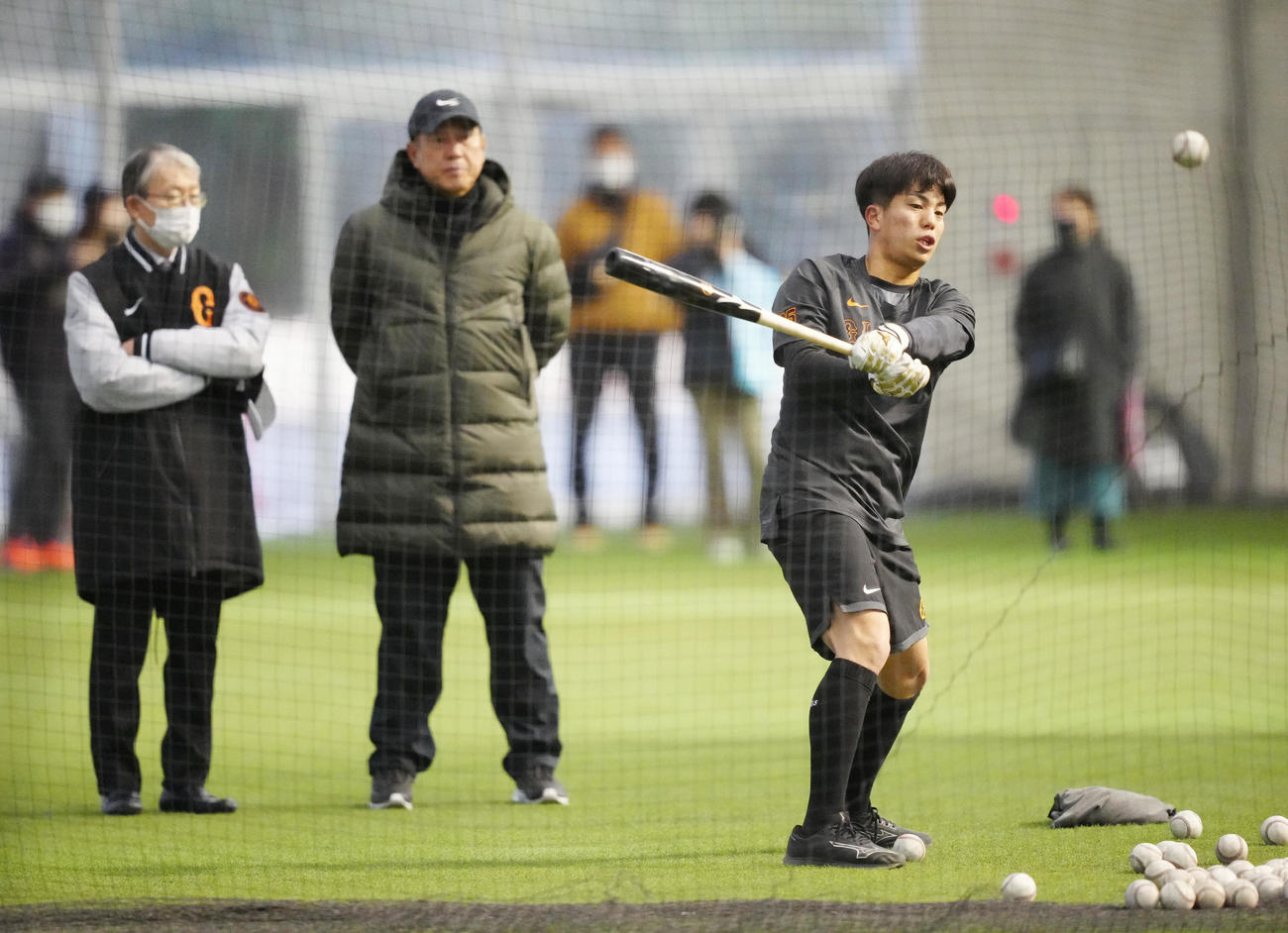 早朝練習に臨む巨人門脇（右）。左は山口オーナー、中央は原監督（撮影・江口和貴）