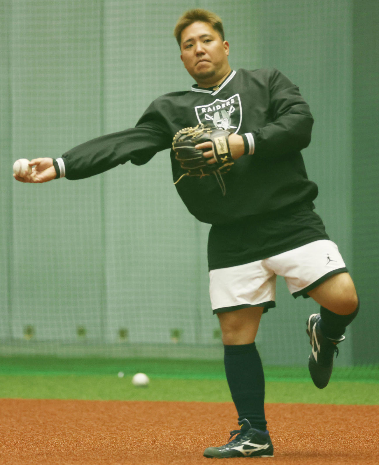 ノックを受ける西武山川（撮影・野上伸悟）