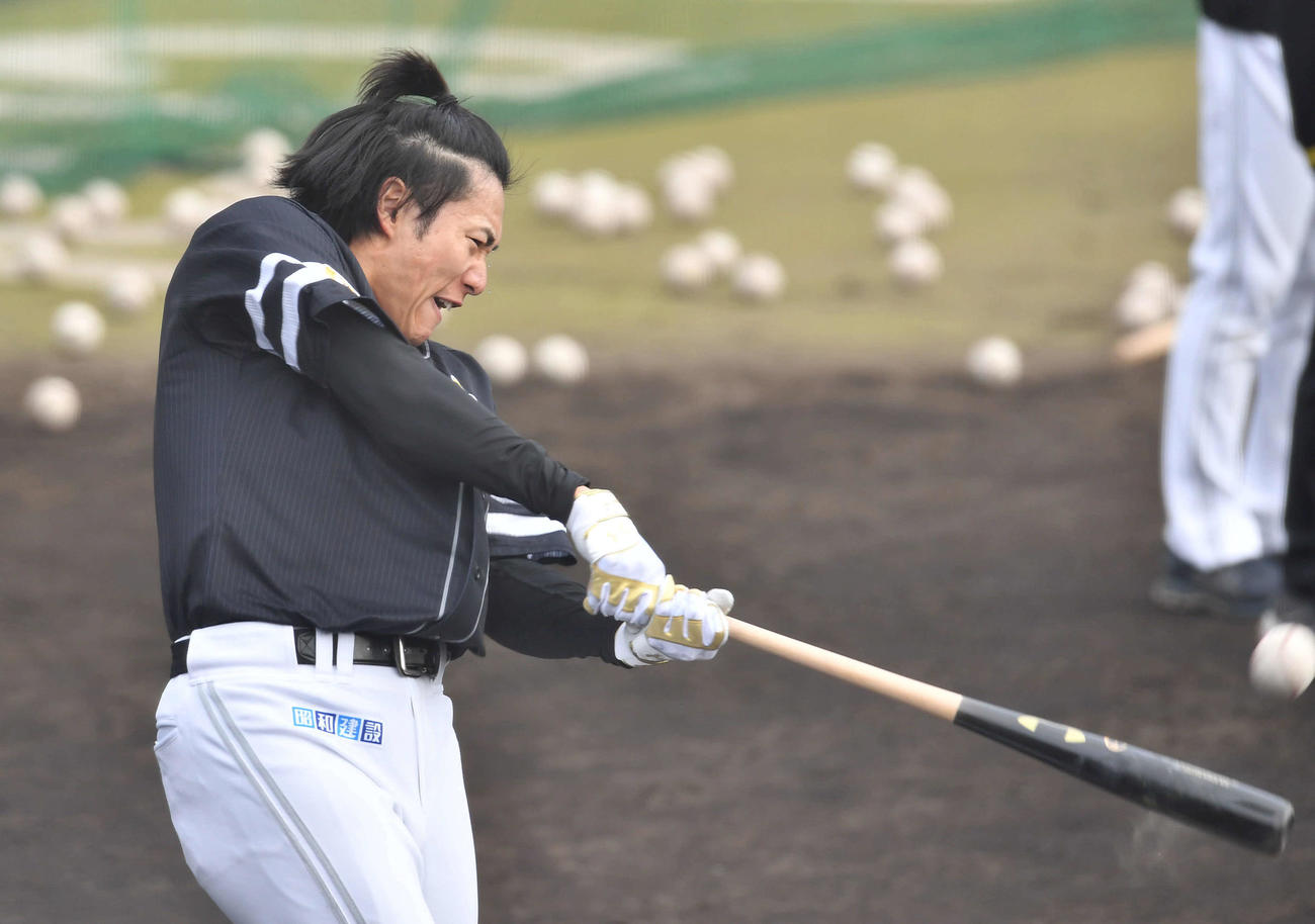 ちょんまげのように髪を縛ってロングティーを行う柳田（撮影・岩下翔太）