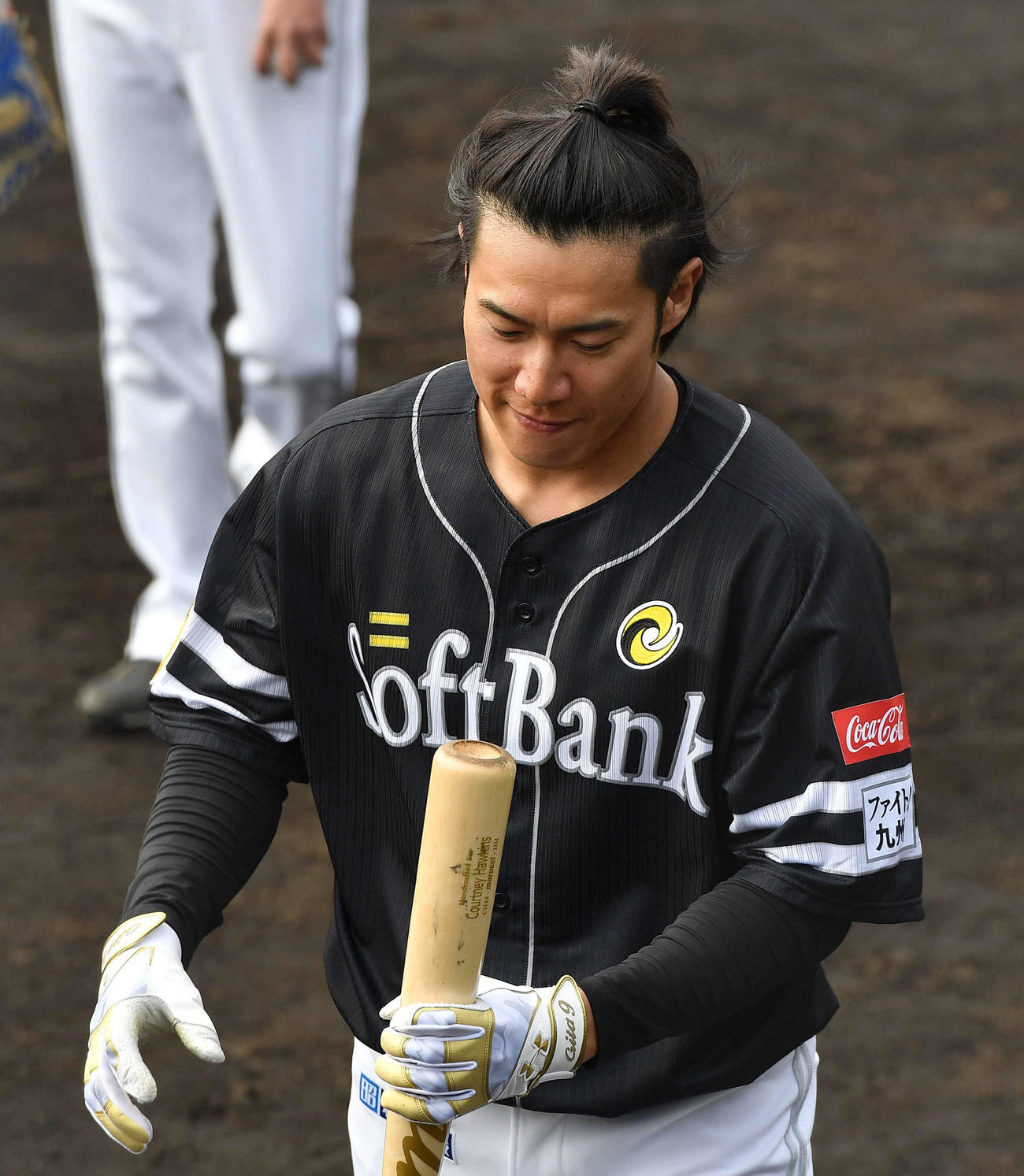 ホーキンスのバットを見つめる柳田（撮影・岩下翔太）