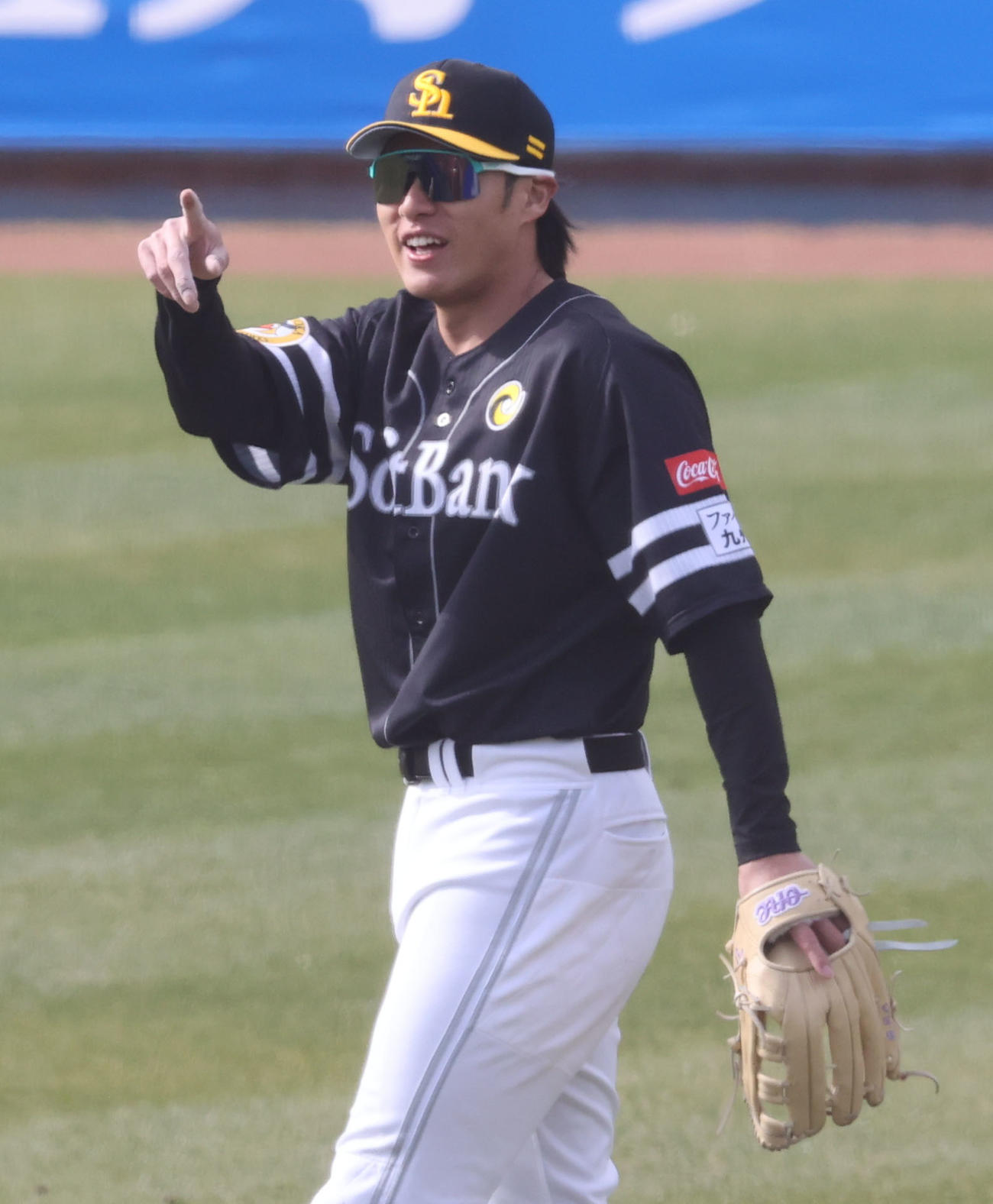 守備練習で軽快な動きを見せる柳田悠岐、笑顔（撮影・梅根麻紀）