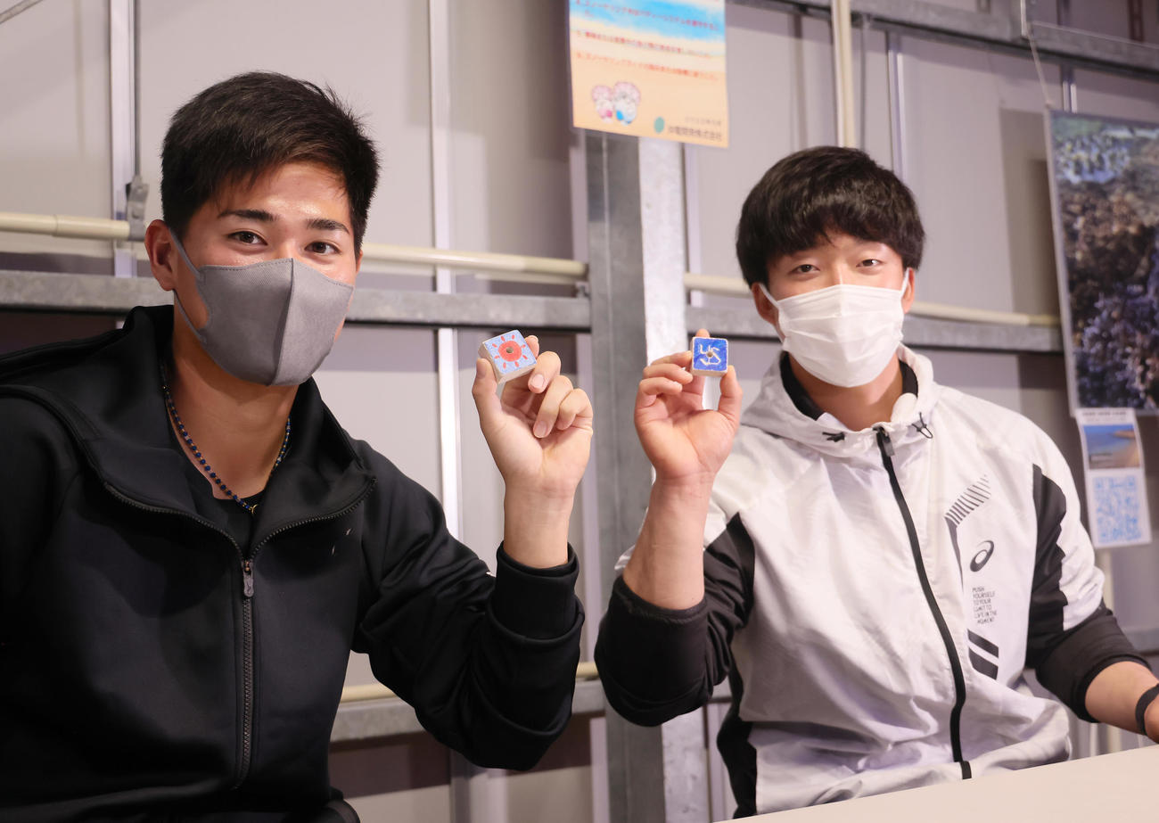 キャンプ休日に水産養殖センターを訪れ、自身で描いたサンゴの苗を披露するヤクルトドラフト1位吉村（右）と同5位北村（撮影・足立雅史）