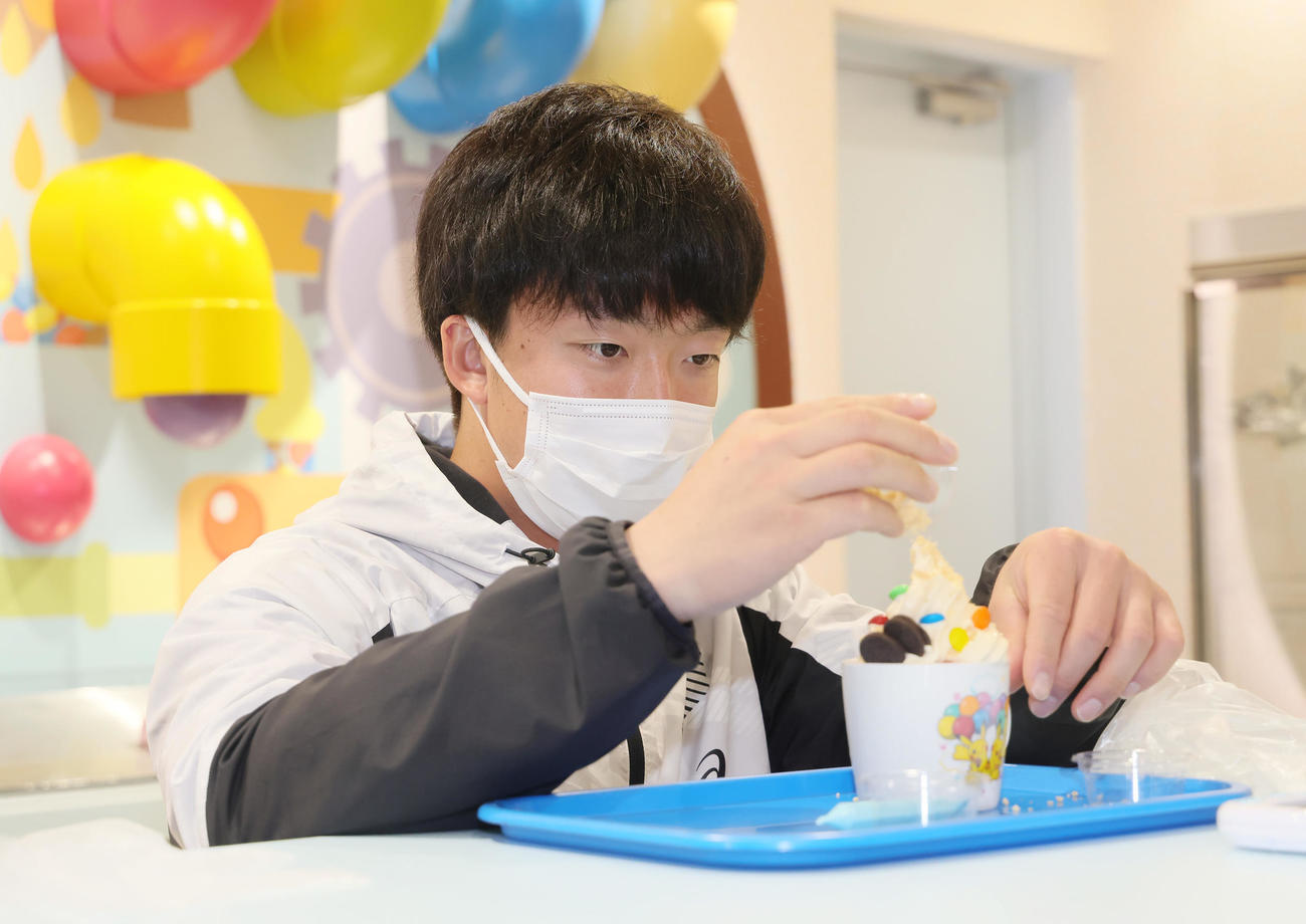 キャンプ休日にブルーシールアイスを訪れアイス作りに挑戦したヤクルトドラフト1位吉村（撮影・足立雅史）