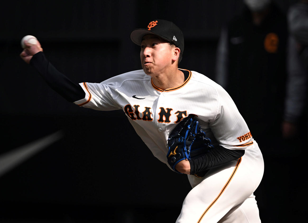 ブルペンで投球練習する巨人大勢（撮影・滝沢徹郎）