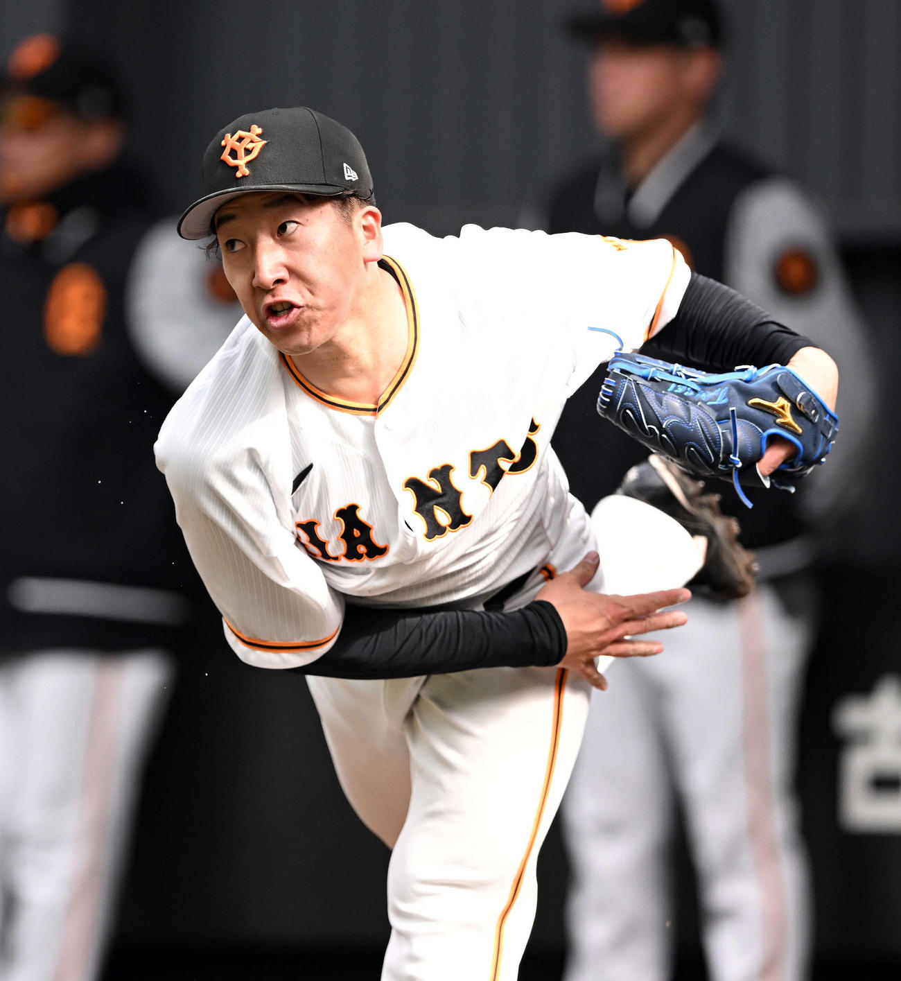 ブルペンで投球練習する巨人大勢（撮影・滝沢徹郎）