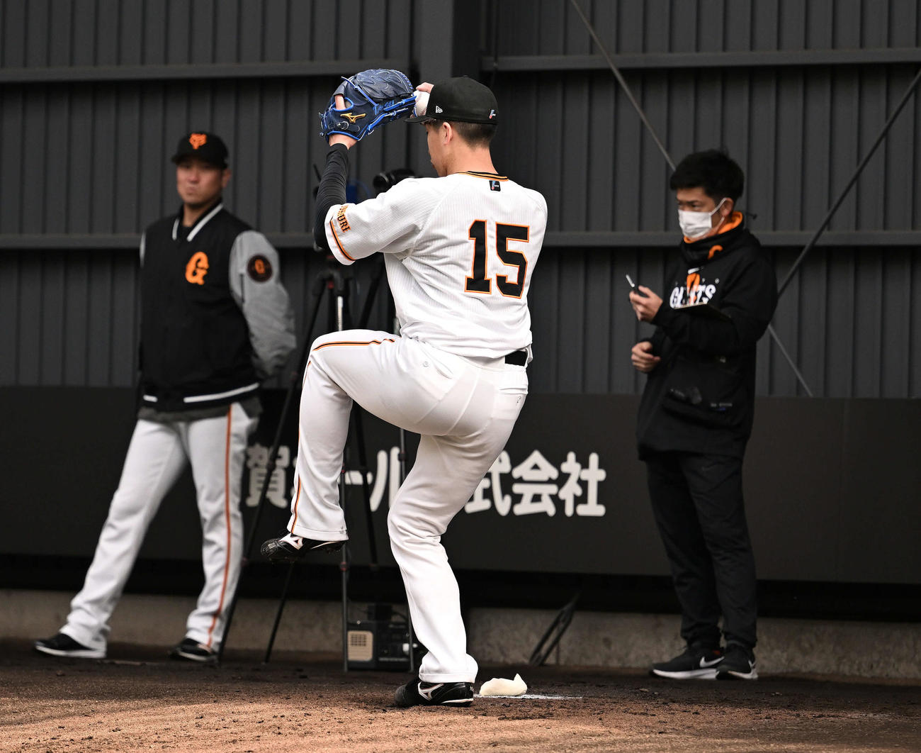 ブルペンで投球練習する巨人大勢（撮影・滝沢徹郎）