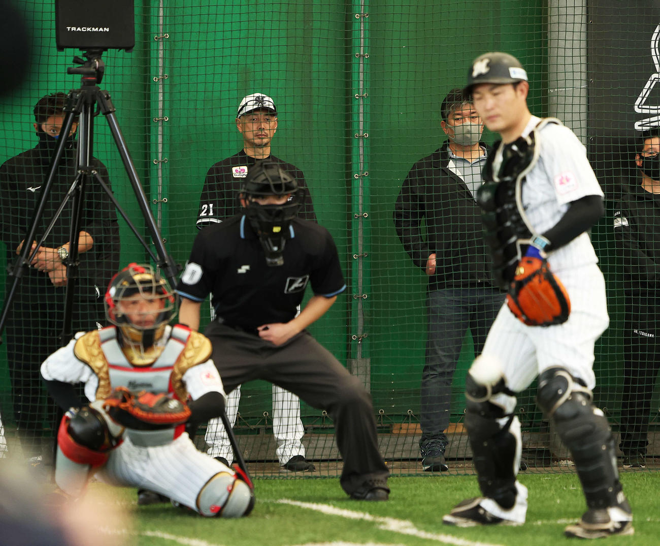 ブルペン投球するロッテ佐々木朗希を見る吉井監督（後方左から2人目）と野茂氏（同3人目）（撮影・河田真司）