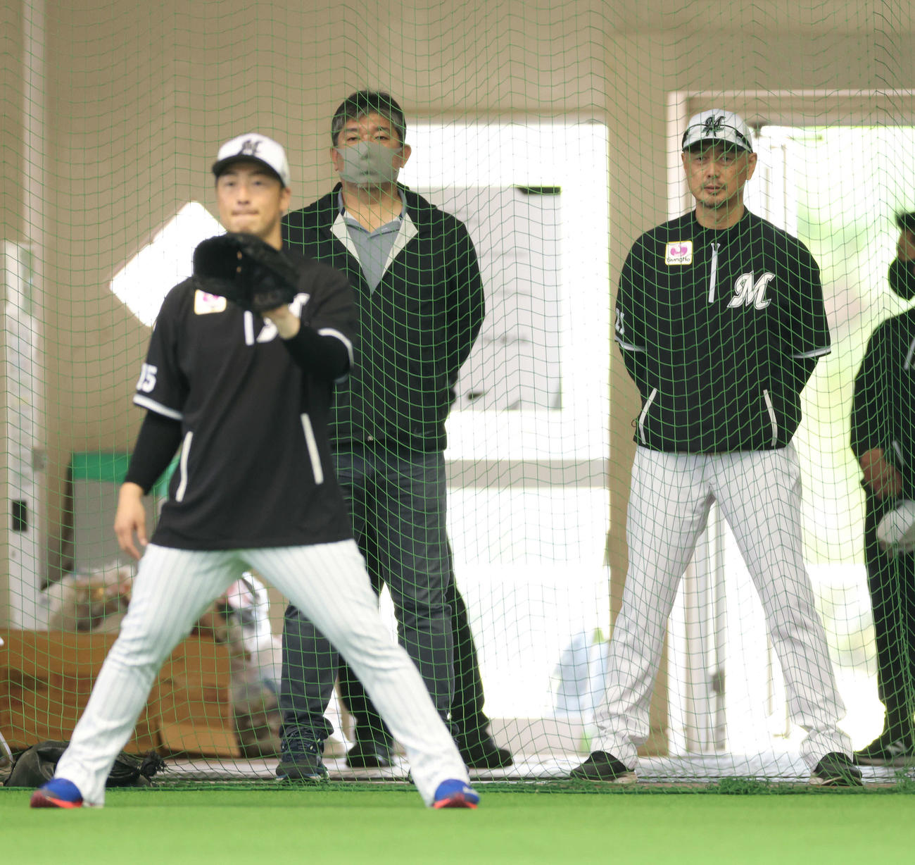 室内練習を見る吉井監督（後方左）と野茂氏（撮影・河田真司）