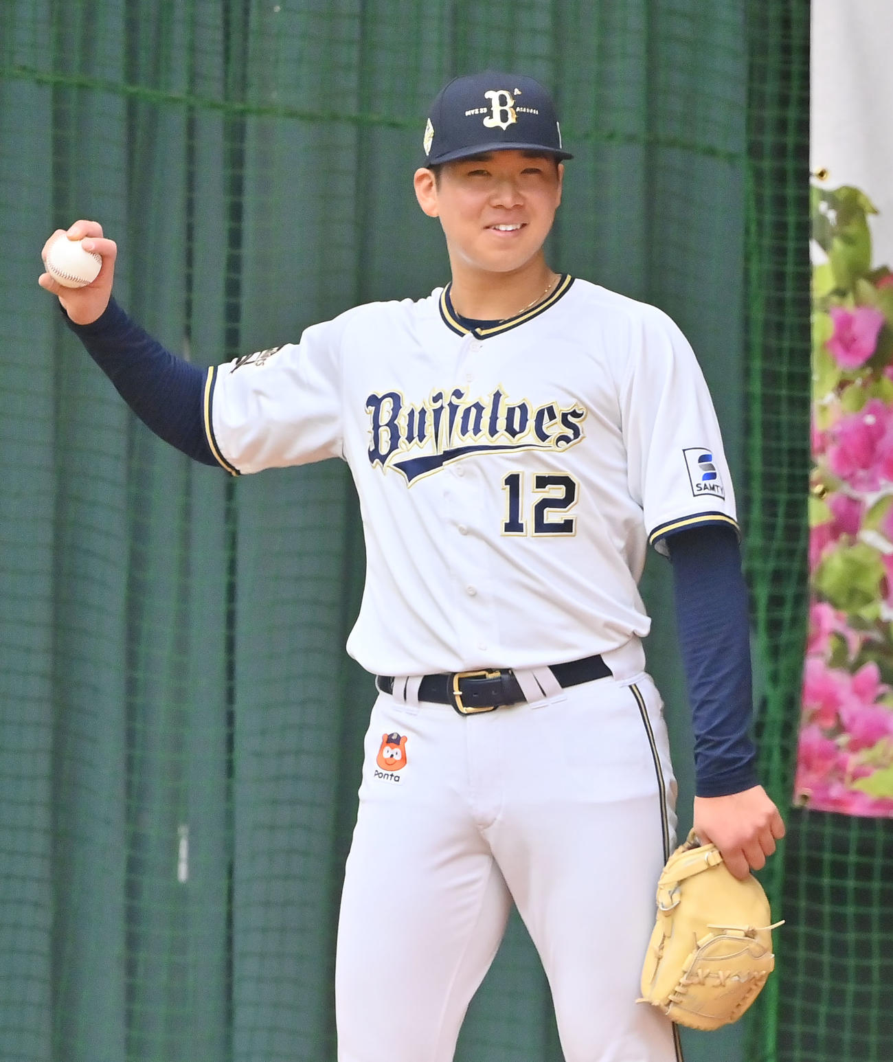 ブルペンでの投球を終え笑顔を見せるオリックス山下（撮影・和賀正仁）