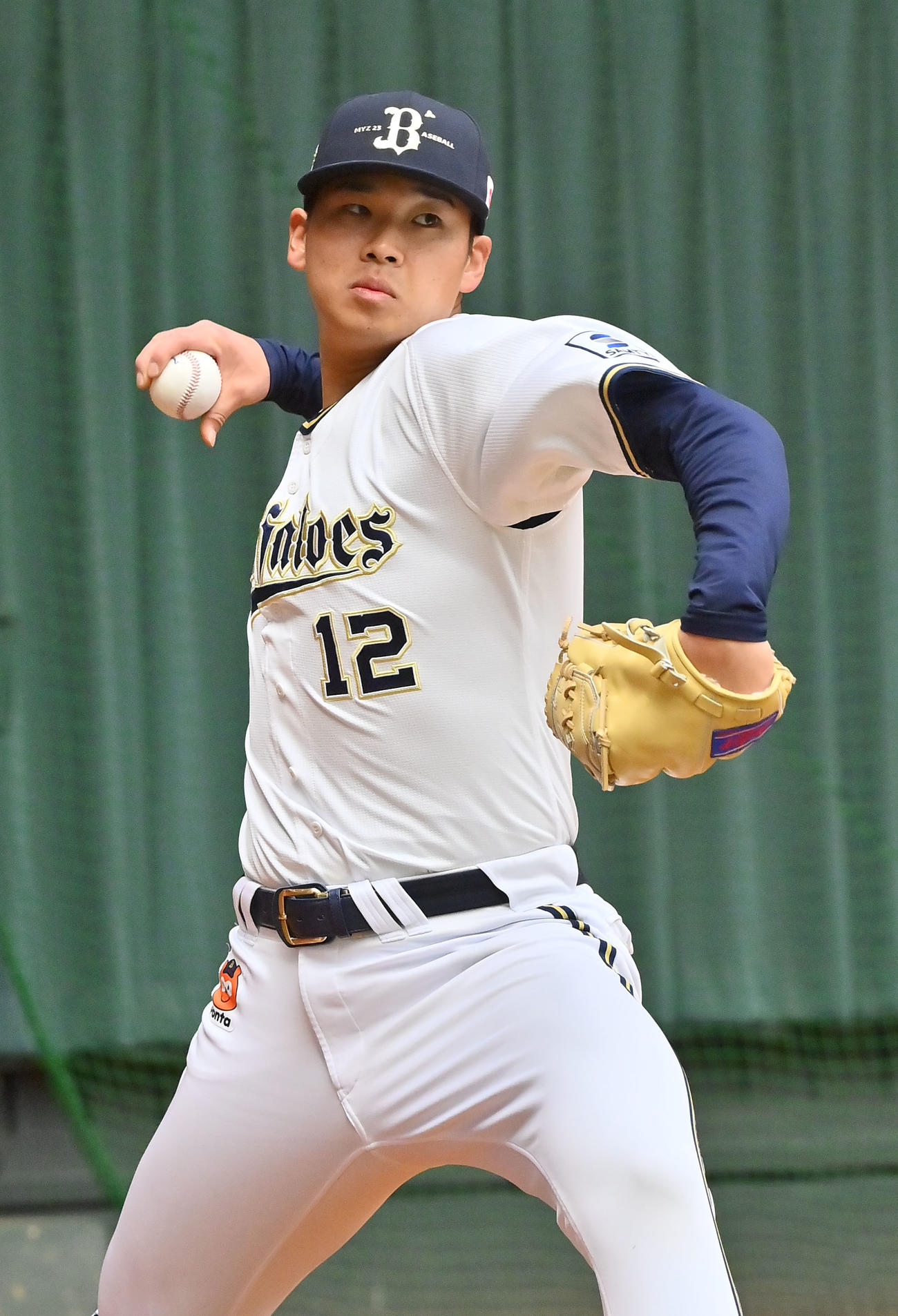 ブルペンに入り投球するオリックス山下（撮影・和賀正仁）