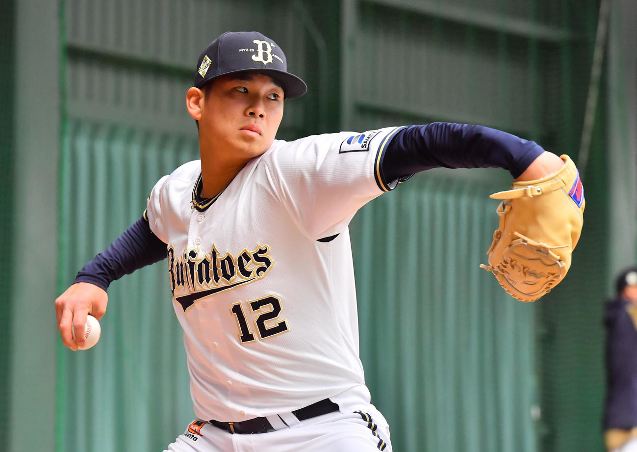 ブルペンに入り投球するオリックス山下（撮影・和賀正仁）