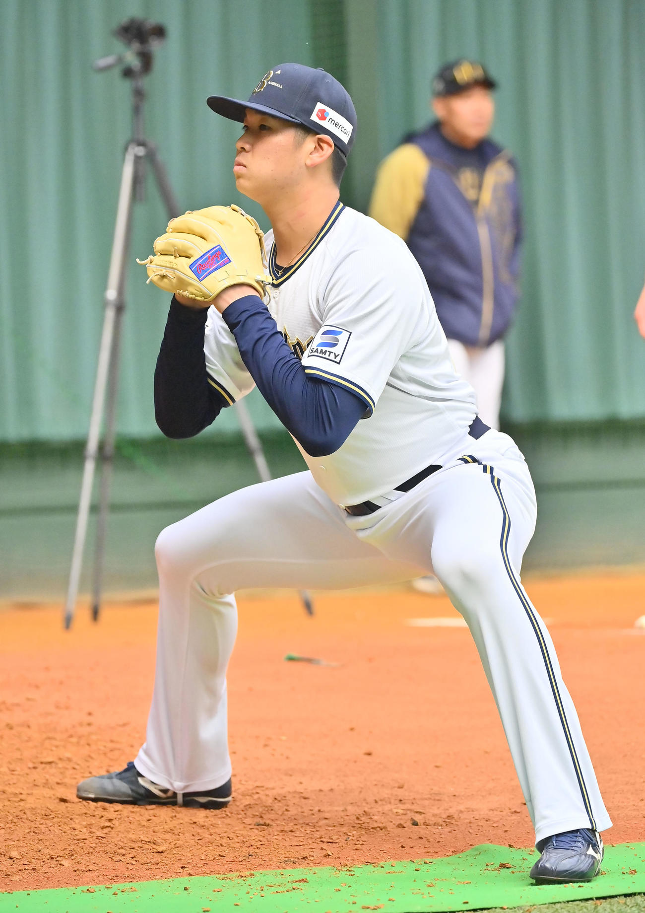 投球前、股割りをするオリックス山下（撮影・和賀正仁）