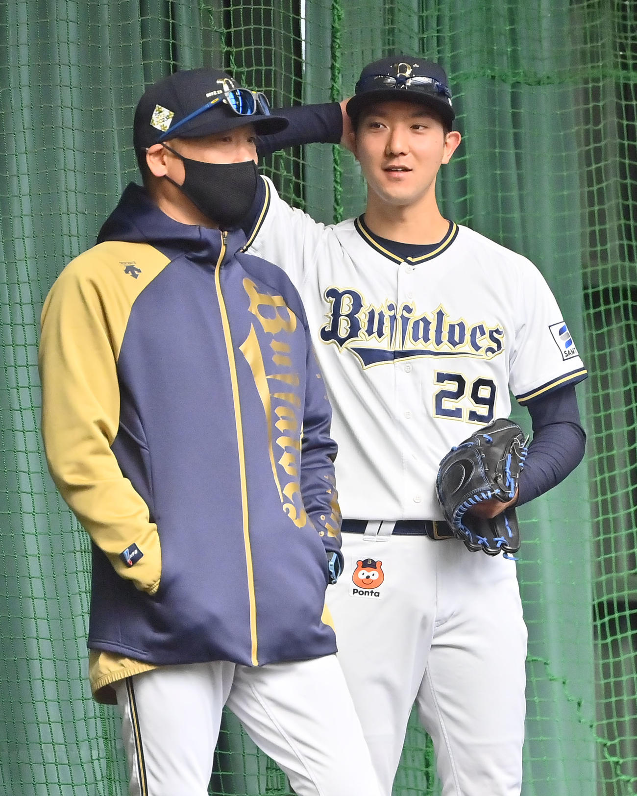 ブルペン投球を終え中嶋聡監督（左）と話すオリックス田嶋（撮影・和賀正仁）