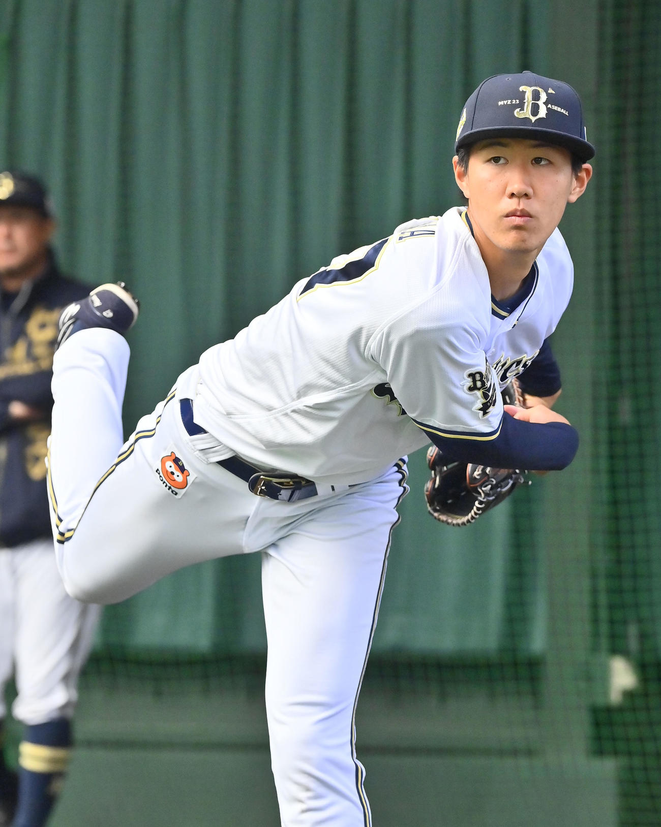 ブルペンで投球するオリックス日高（撮影・和賀正仁）