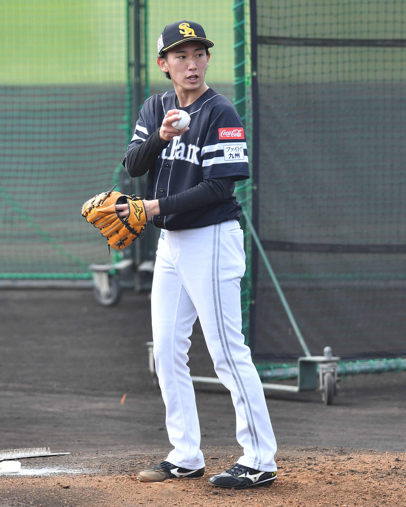 フリー打撃に登板し、球種を伝えながら投げる大津（撮影・岩下翔太）