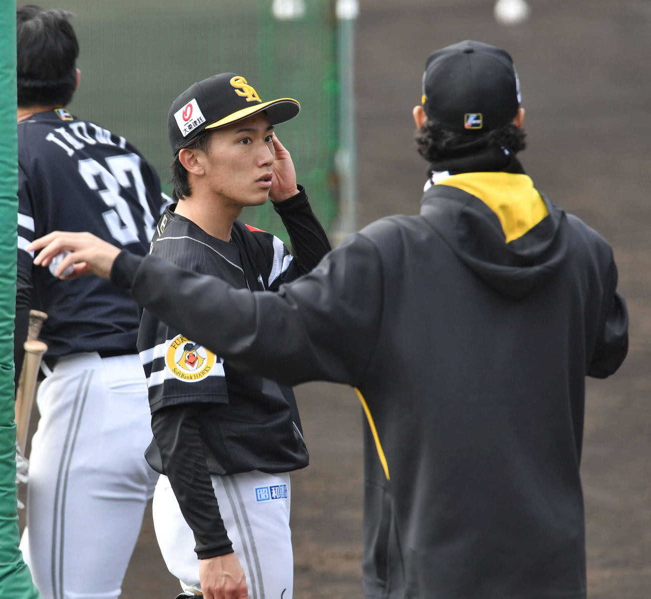フリー打撃の登板を終えた大津（左）は斉藤和巳投手コーチと話す（撮影・岩下翔太）