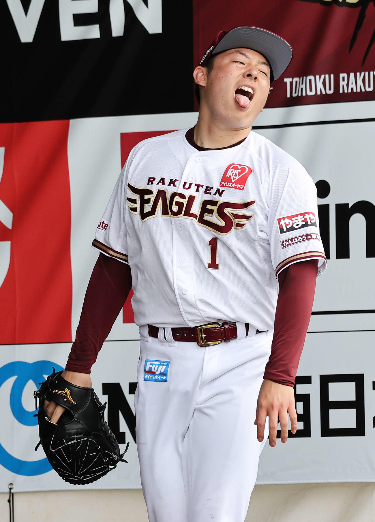 思うような投球が出来ず表情を崩す楽天松井裕（撮影・鈴木正人）