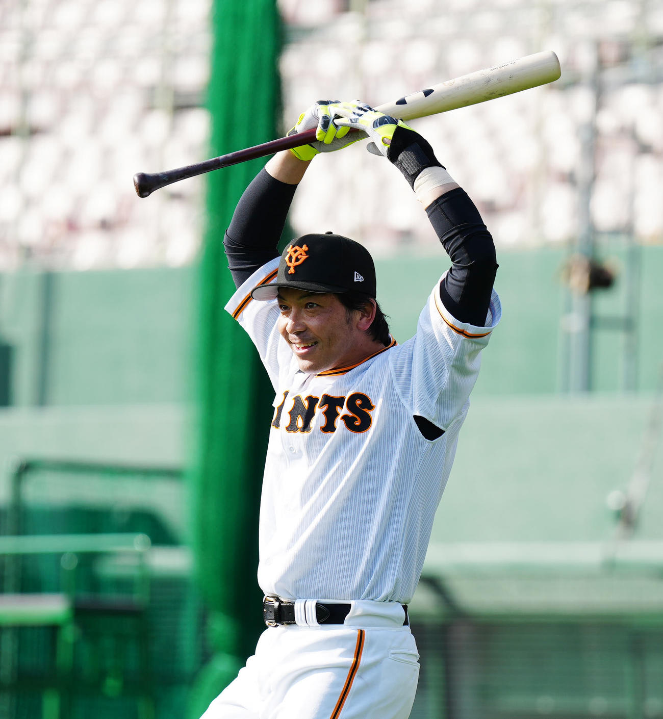 ロングティー中、丸ポーズを見せる巨人松田（撮影・江口和貴）