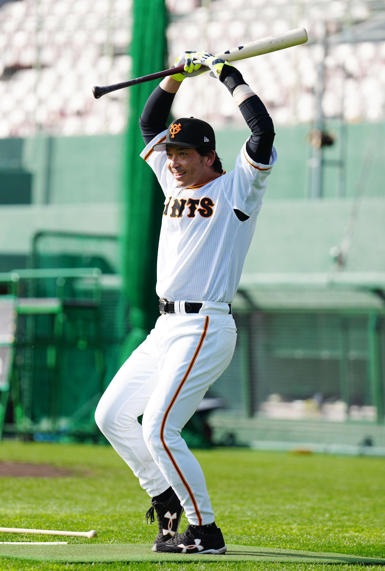 ロングティー中、丸ポーズを見せる巨人松田（撮影・江口和貴）