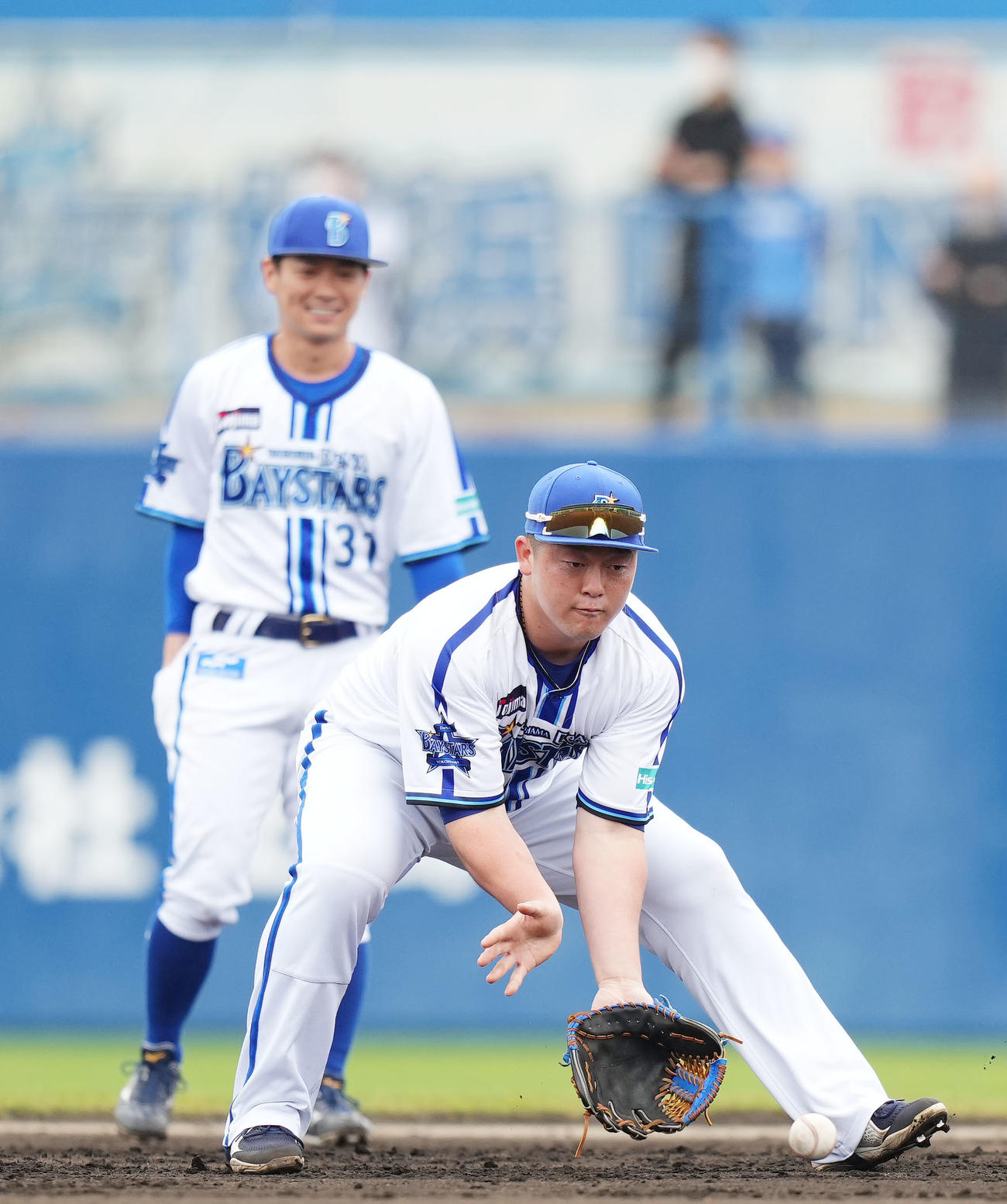ノックで軽快な動きを見せるDeNA牧（右）（撮影・横山健太）