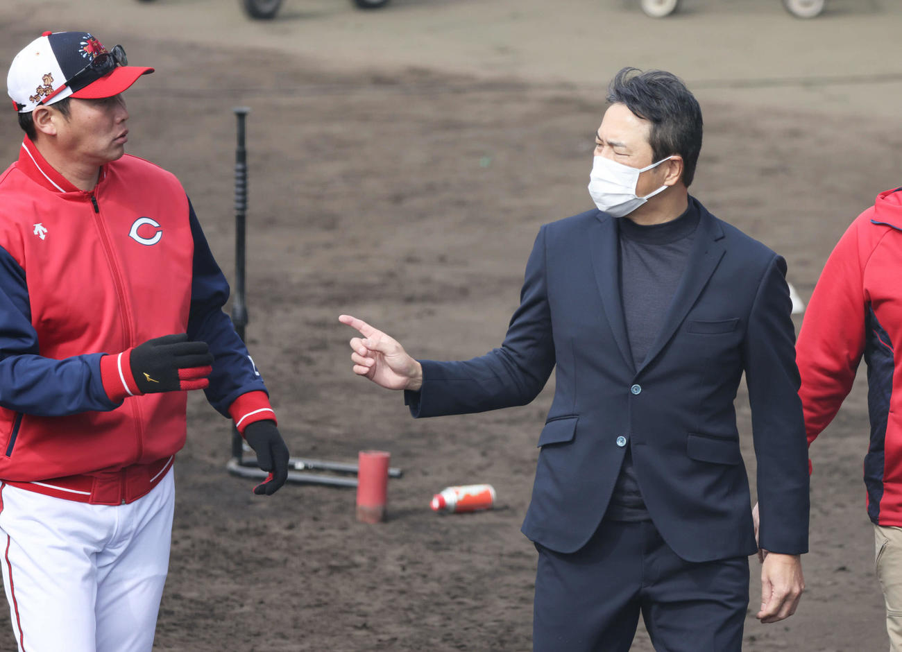 新井監督と話す黒田球団アドバイザー（右）（撮影・加藤孝規）