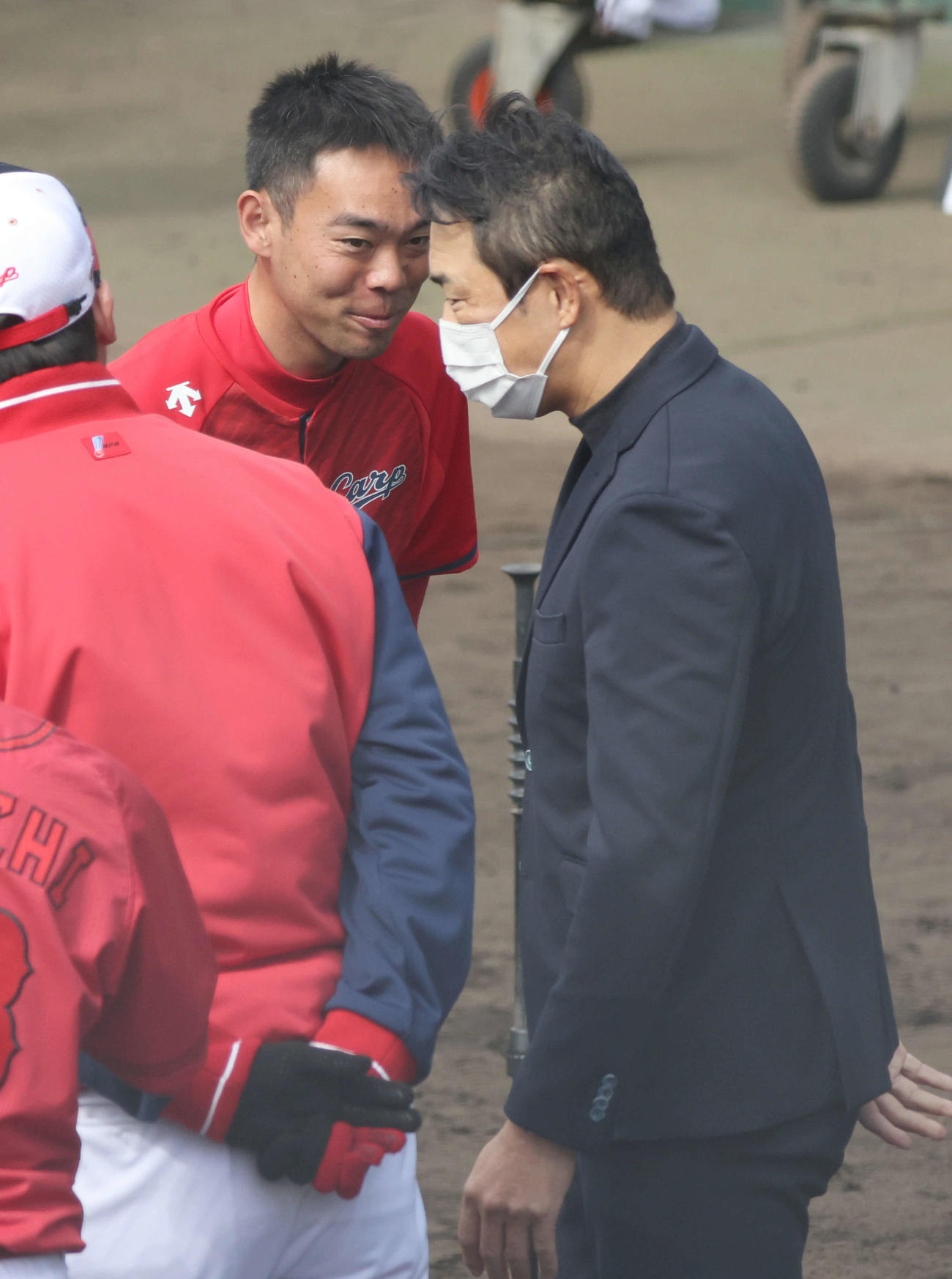 黒田球団アドバイザー（右）にあいさつする秋山（撮影・加藤孝規）