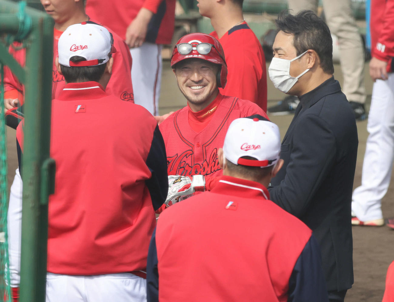 黒田球団アドバイザー（右）と話し合う菊池。左は新井監督（撮影・加藤孝規）