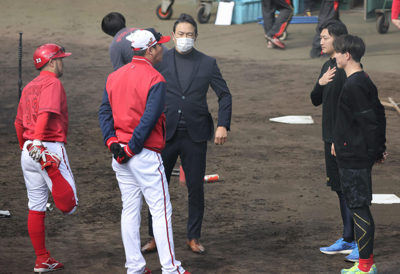 黒田球団アドバイザー（中央）にあいさつする床田（左から4人目）と森下（同5人目）。左は菊池。左から2人目は新井監督（撮影・加藤孝規）