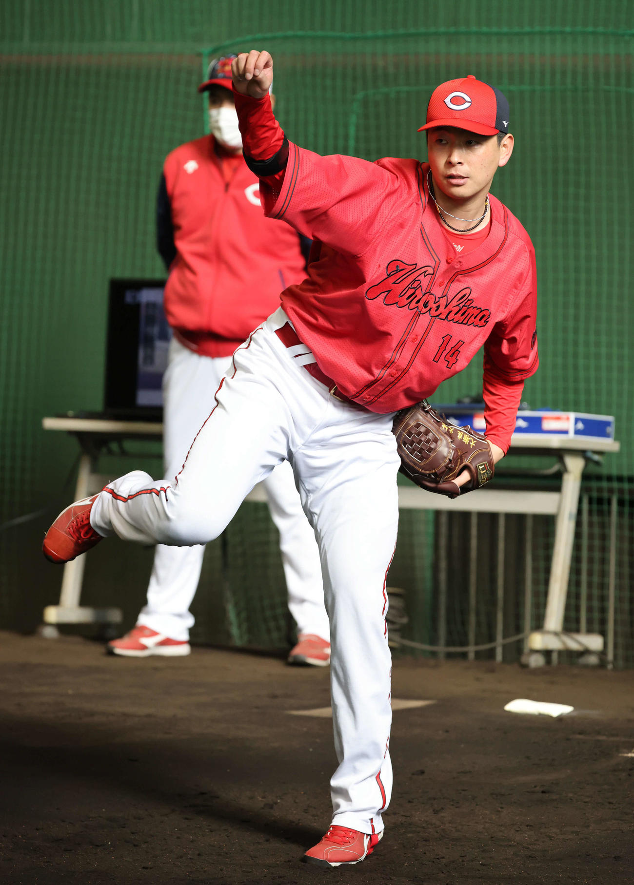 広島日南キャンプ　ブルペンで投げる大瀬良（撮影・加藤孝規）