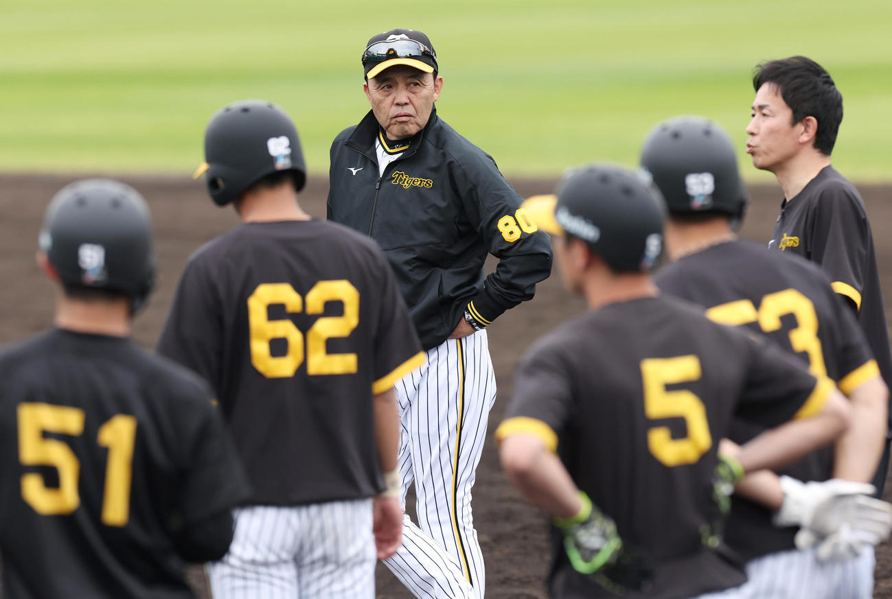 赤星臨時コーチ（右）の指導を聞く阪神岡田監督（中央）ら（撮影・前田充）