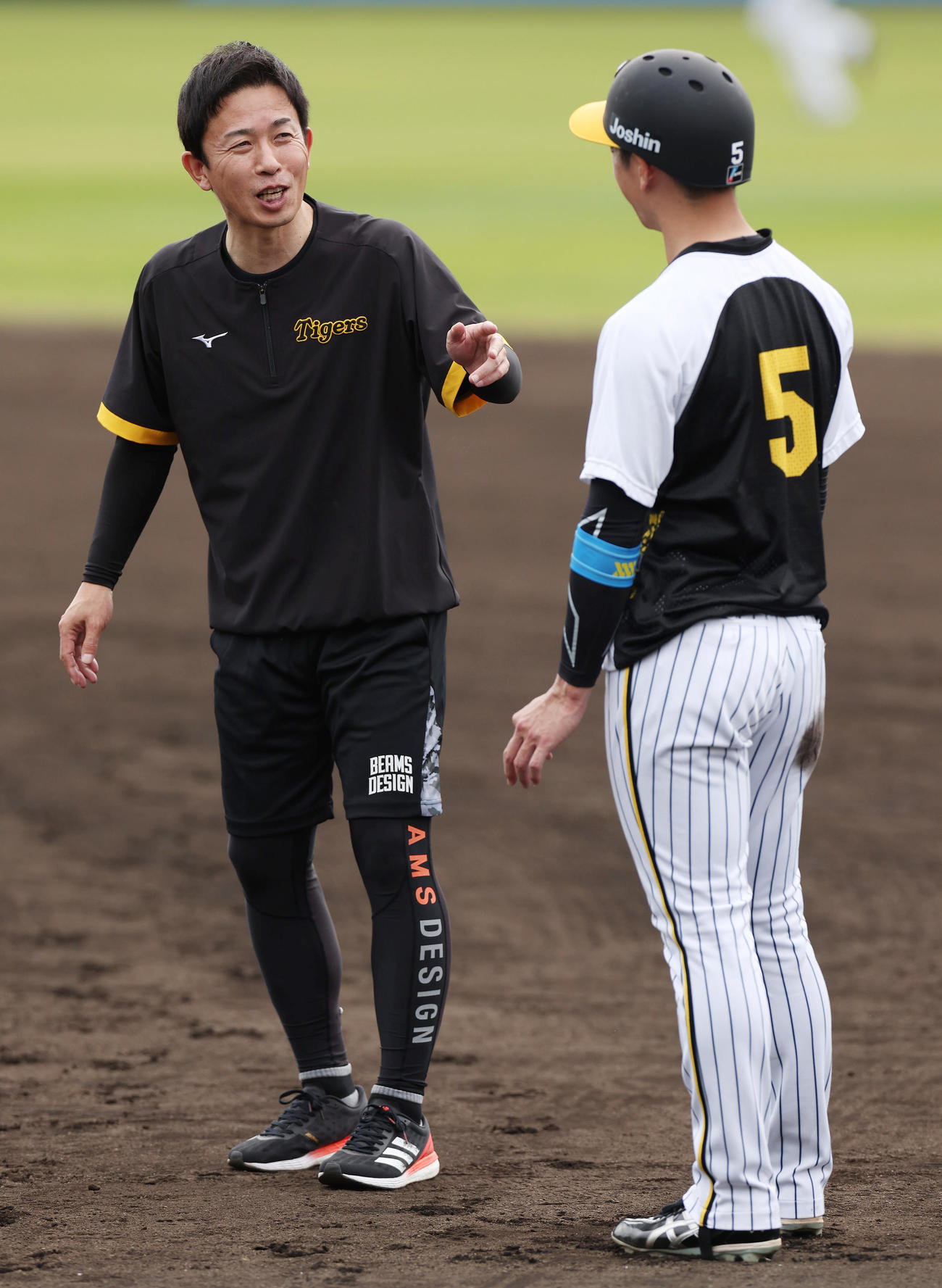 走塁練習する阪神近本（右）と言葉を交わす赤星臨時コーチ（撮影・前田充）