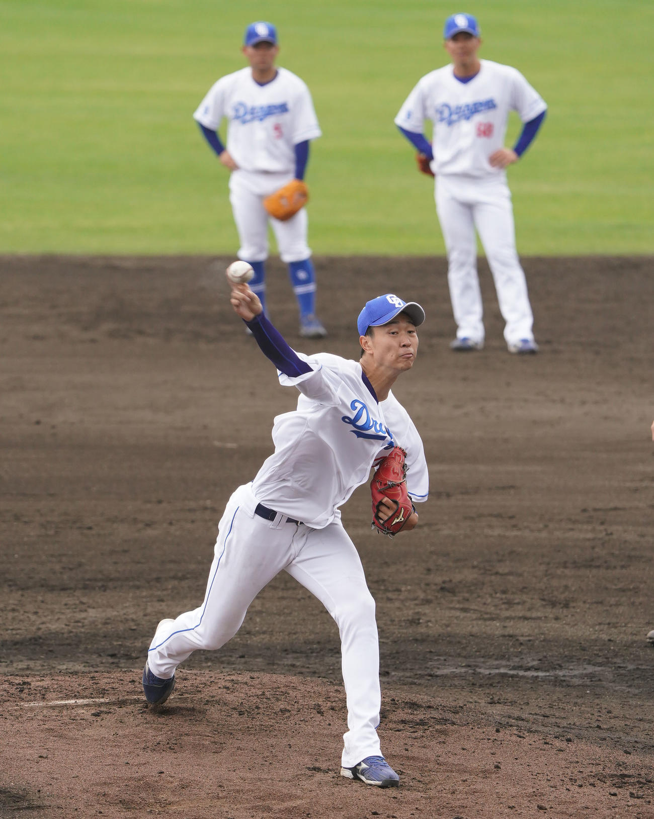 投内連係でマウンドに立つ高橋宏（撮影・森本幸一）