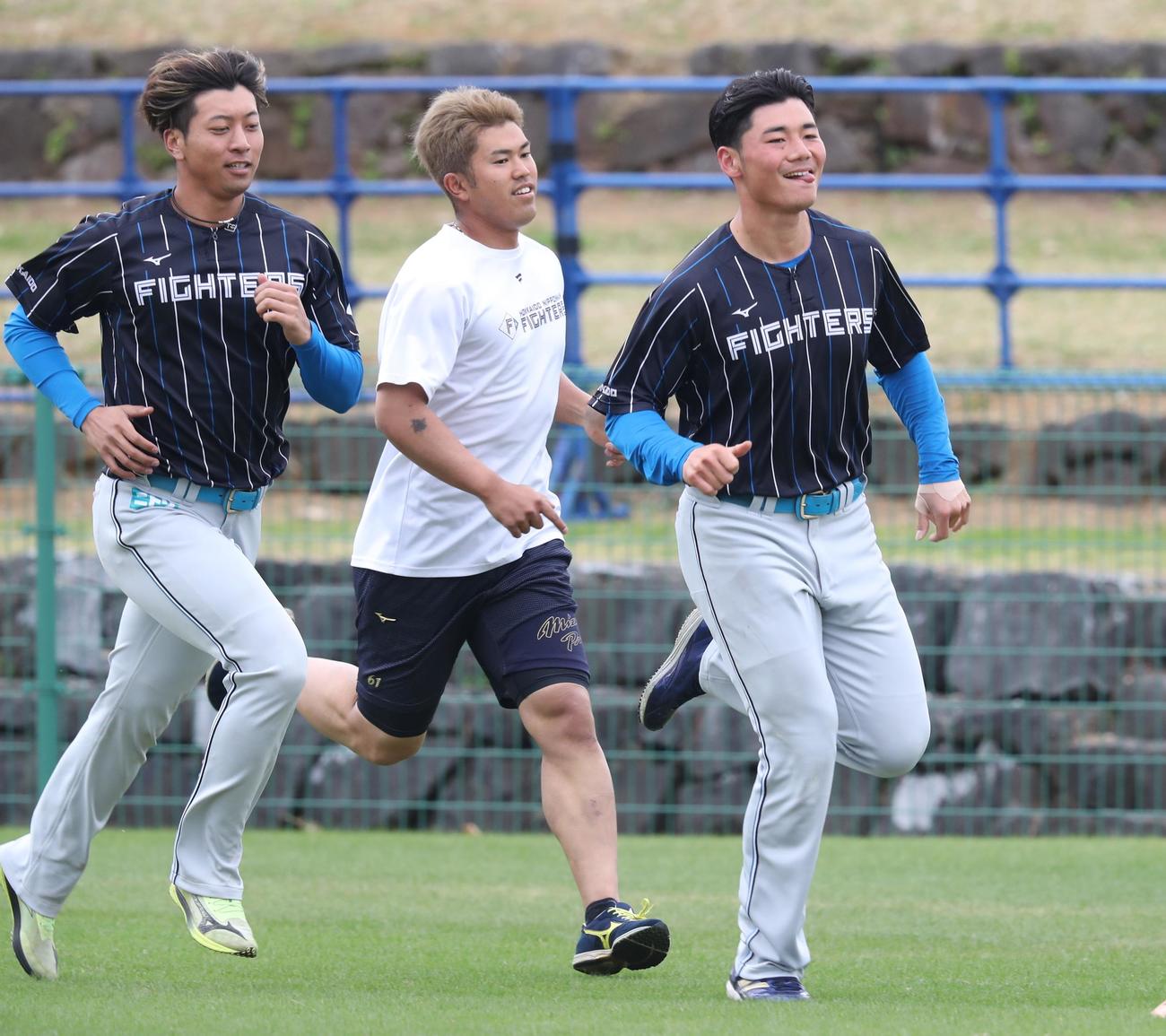 タイムトライアルで舌を出して走る日本ハム清宮（右）。左から古川、今川（撮影・黒川智章）