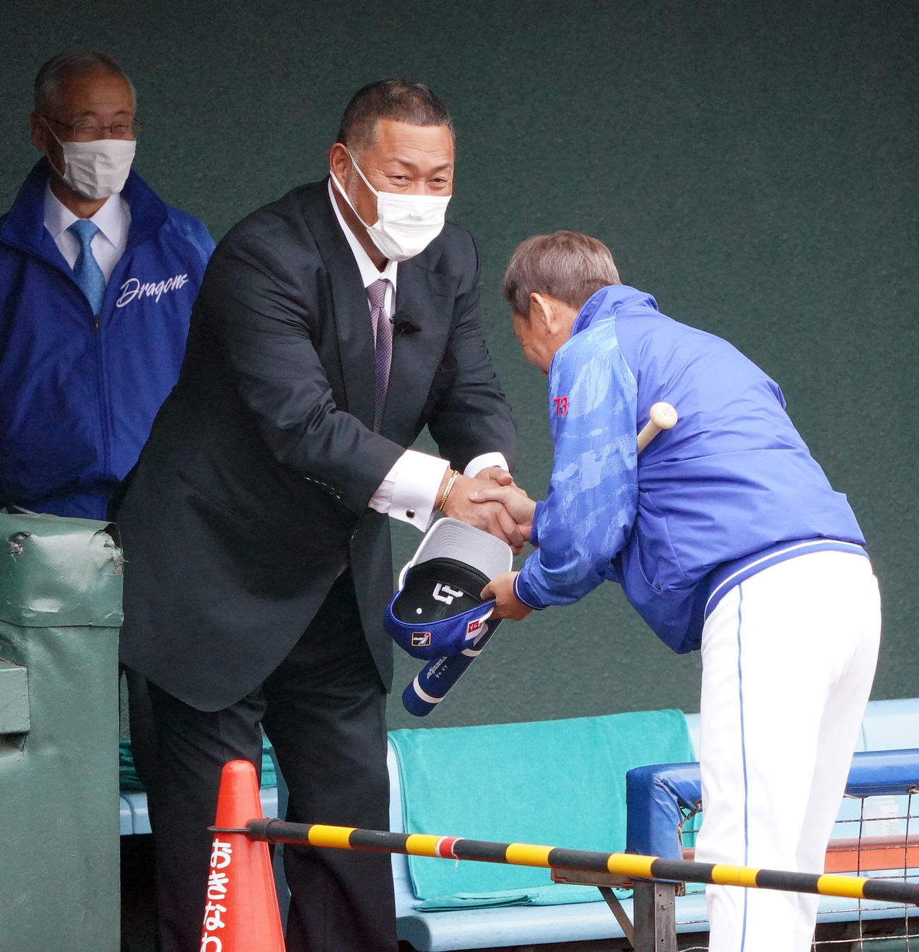 キャンプ地を訪れ立浪監督と握手を交わす清原氏（中央）（撮影・森本幸一）