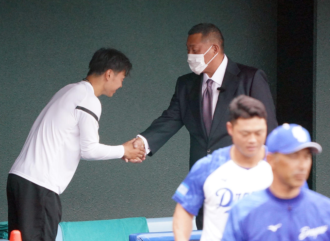 キャンプ地を訪れ高橋宏と握手を交わす清原氏（奥・右）（撮影・森本幸一）